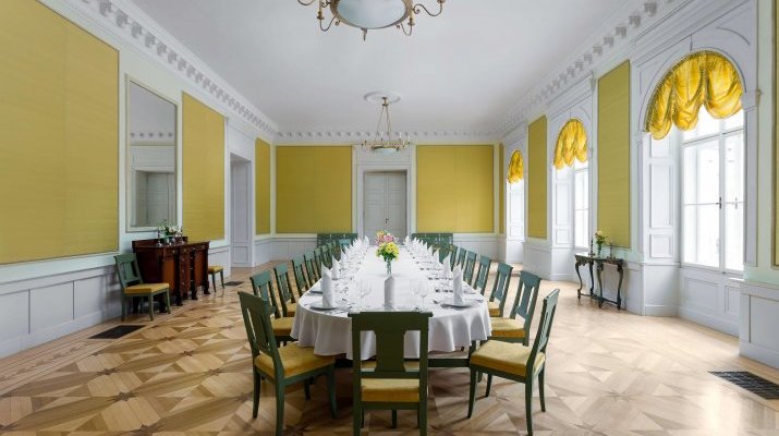 Karolyi Castle Hotel & Restaurant  Fehervarcsurgo